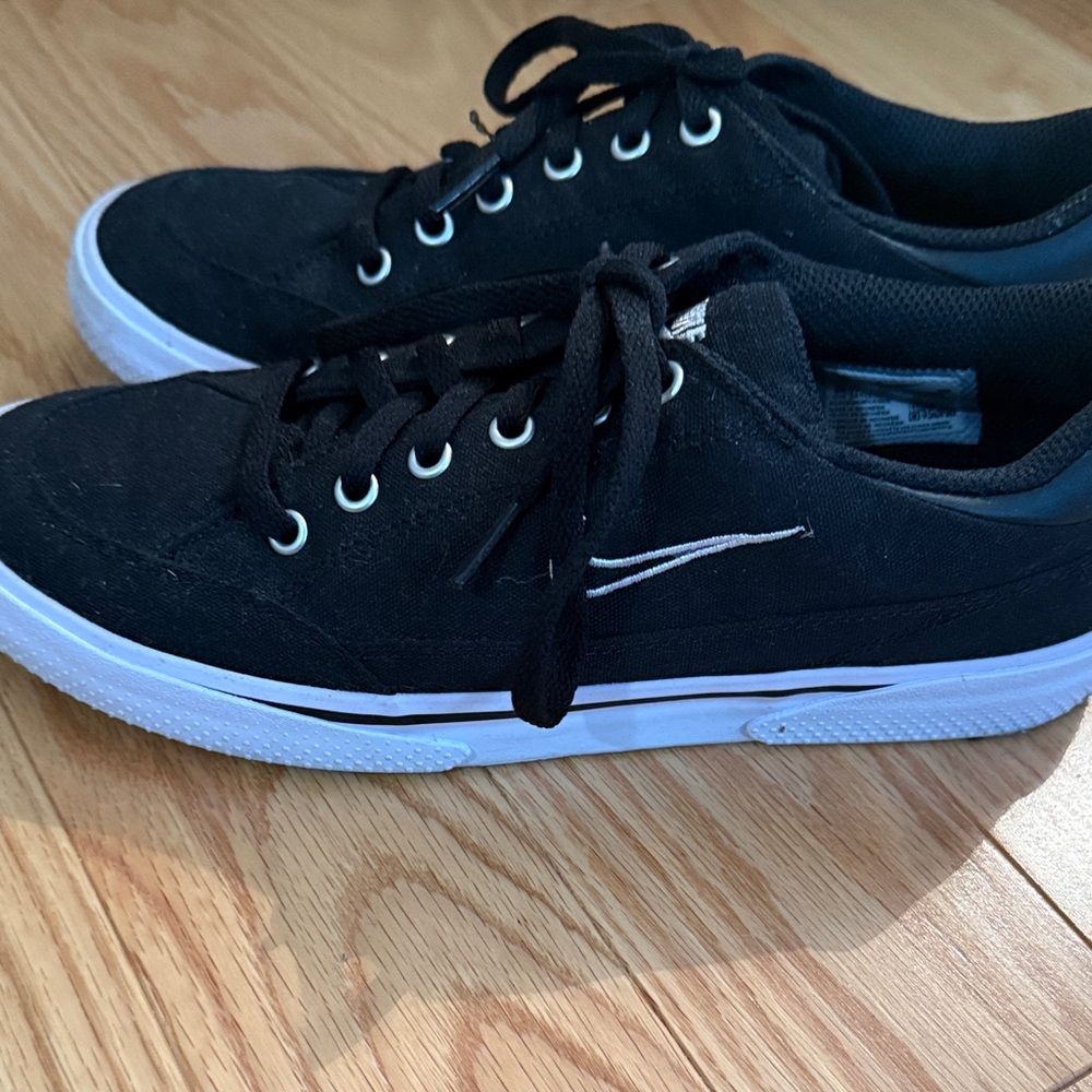 Nike women Black and White Sneakers - Picture 3 of 6